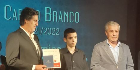 Hugo Barros, aluno da Escola Básica Amadeo de Souza-Cardoso, recebe Cartão Branco